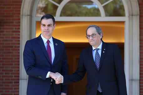 26/02/2020. Pedro Sánchez preside la reunión de la Mesa de Diálogo. El presidente del Gobierno, Pedro Sánchez, saluda al president del Gover...