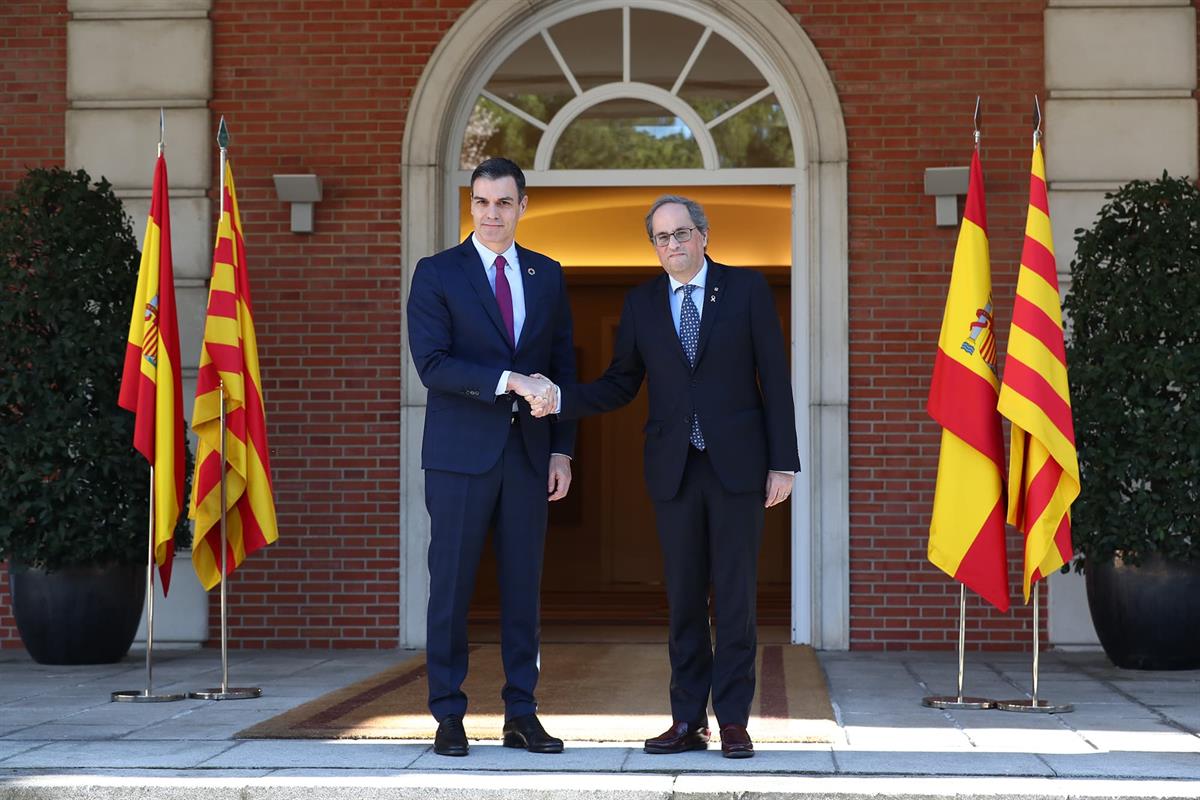 26/02/2020. Pedro Sánchez preside la primera reunión de la Mesa de Diálogo. El presidente del Gobierno, Pedro Sánchez, saluda al president d...