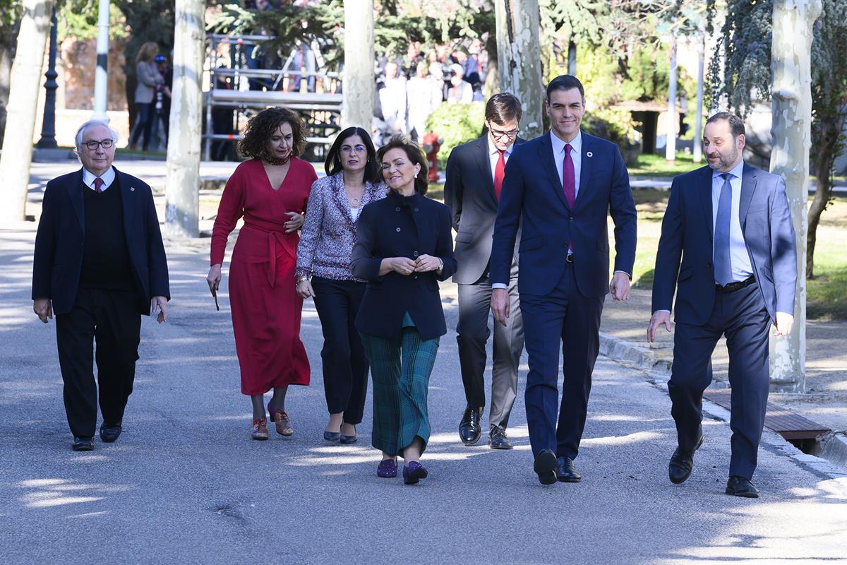 26/02/2020. Pedro Sánchez preside la primera reunión de la Mesa de Diálogo. El presidente del Gobierno, Pedro Sánchez, junto a la vicepresid...