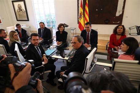 26/02/2020. Pedro Sánchez preside la primera reunión de la Mesa de Diálogo. El presidente del Gobierno, Pedro Sánchez, junto a la vicepresid...