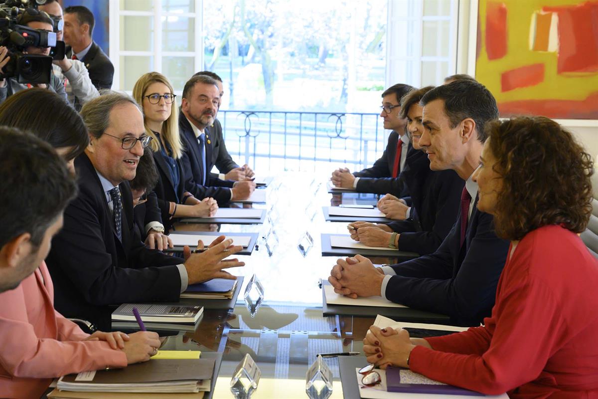 26/02/2020. Pedro Sánchez preside la primera reunión de la Mesa de Diálogo. El presidente del Gobierno, Pedro Sánchez, y el president del Go...