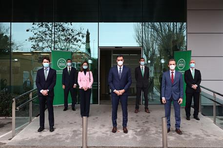 26/11/2020. Sánchez visita los laboratorios Farmacéuticos Rovi. Foto de familia con el presidente del Gobierno, Pedro Sánchez, el ministro d...