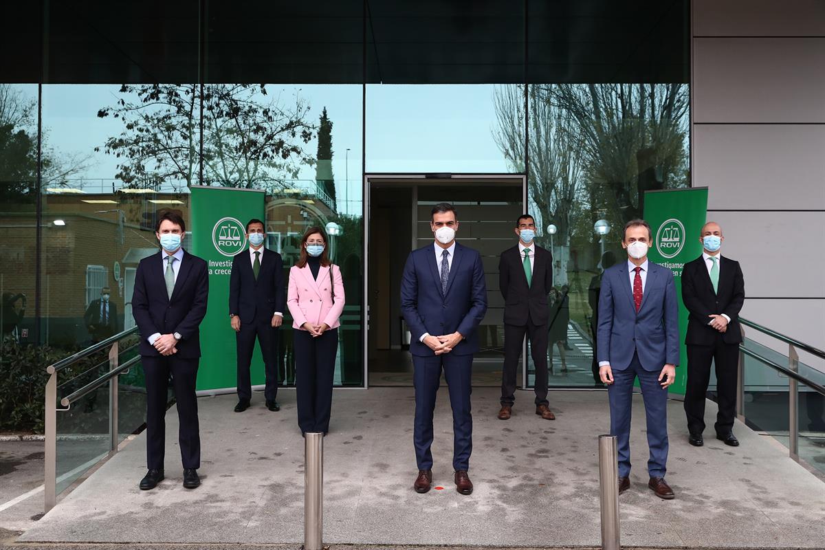 26/11/2020. Sánchez visita los laboratorios Farmacéuticos Rovi. Foto de familia con el presidente del Gobierno, Pedro Sánchez, el ministro d...