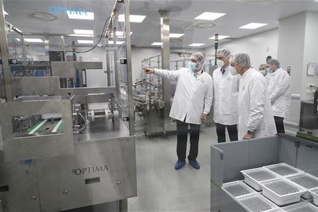 26/11/2020. Sánchez visita los Laboratorios Farmacéuticos Rovi. El presidente del Gobierno, Pedro Sánchez, durante su visita a la fábrica de...