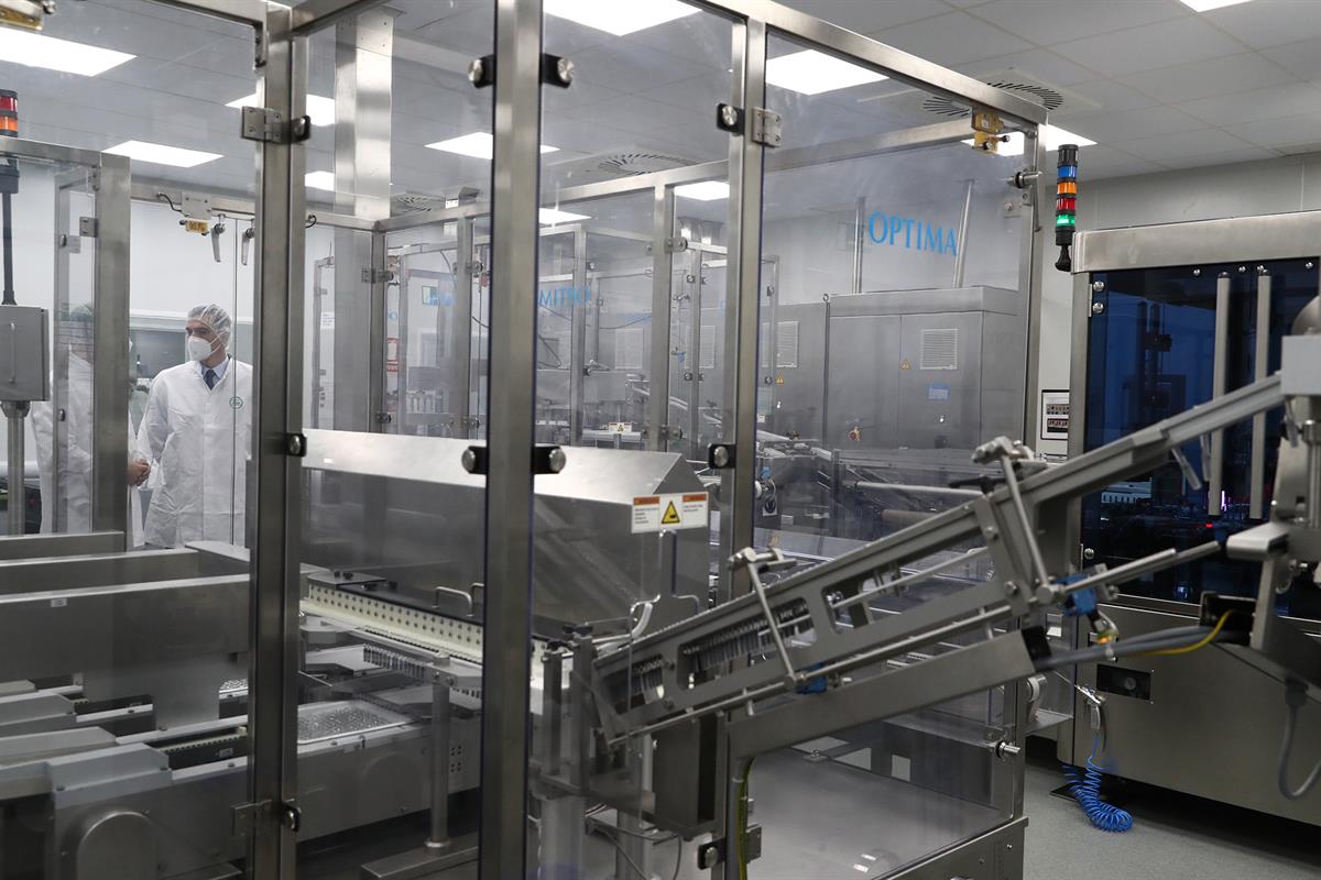 26/11/2020. Sánchez visita los Laboratorios Farmacéuticos Rovi. El presidente del Gobierno, Pedro Sánchez, durante su visita a la fábrica de...