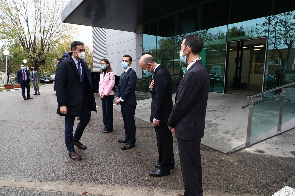 26/11/2020. Sánchez visita los Laboratorios Farmacéuticos Rovi,. El presidente del Gobierno, Pedro Sánchez, a su llegada a la fábrica de Lab...