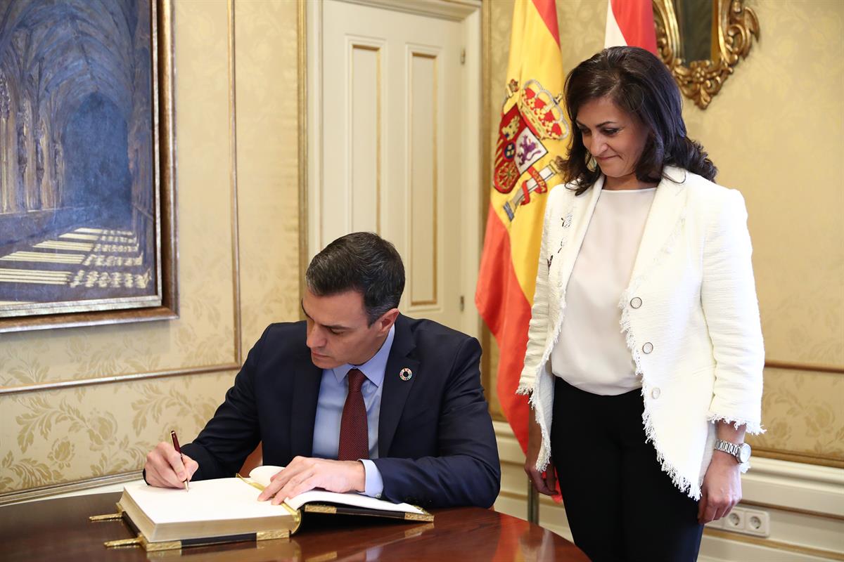 28/02/2020. El presidente del Gobierno se reúne con la presidenta de La Rioja. El presidente del Gobierno, Pedro Sánchez, firma en el libro ...