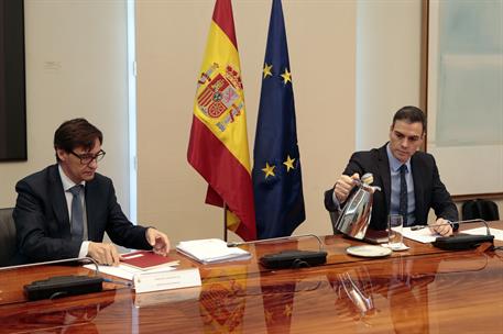 28/03/2020. Reunión del Comité Científico de la COVID-19 mediante vídeoconferencia. El presidente del Gobierno, Pedro Sánchez, junto al mini...