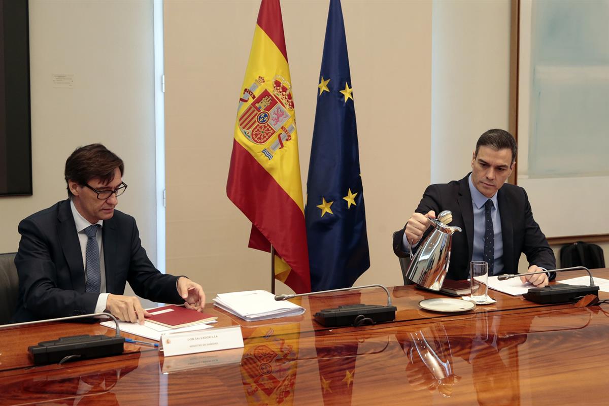 28/03/2020. Reunión del Comité Científico de la COVID-19 mediante vídeoconferencia. El presidente del Gobierno, Pedro Sánchez, junto al mini...