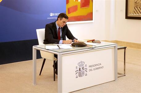 28/10/2020. Sánchez interviene, por videoconferencia, en la inauguración del OCDE Council. El presidente del Gobierno, Pedro Sánchez, durant...