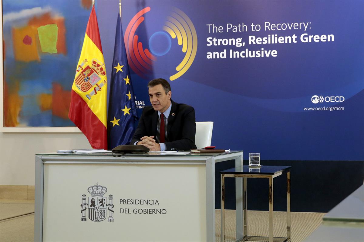 28/10/2020. Sánchez interviene, por videoconferencia, en la inauguración del OCDE Council. El presidente del Gobierno, Pedro Sánchez, durant...