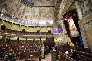 El presidente del Gobierno, Pedro Sánchez, durante su intervención desde la tribuna del hemiciclo del Congreso