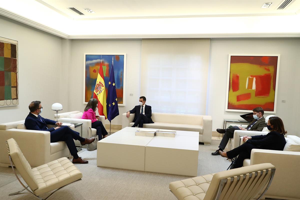 29/10/2020. Pedro Sánchez recibe a a la secretaria general iberoamericana, Rebeca Grynspan. El presidente del Gobierno, Pedro Sánchez, la se...