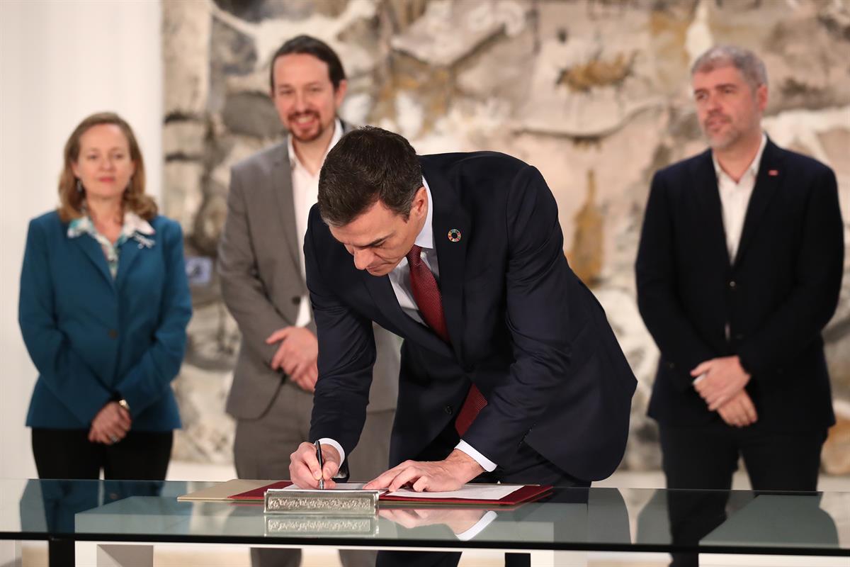 30/01/2020. Sánchez firma de la subida del SMI con patronal y sindicatos, acompañado de Iglesias, Calviño y Díaz. El presidente del Gobierno...