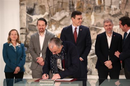 30/01/2020. Sánchez firma de la subida del SMI con patronal y sindicatos, acompañado de Iglesias, Calviño y Díaz. El secretario general de l...