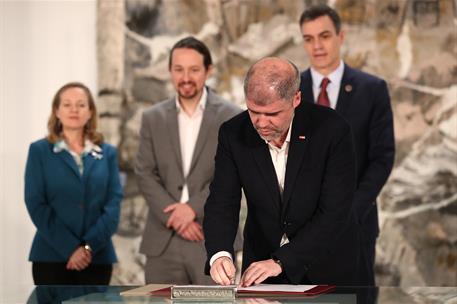 30/01/2020. Sánchez firma de la subida del SMI con patronal y sindicatos, acompañado de Iglesias, Calviño y Díaz. El secretario general de l...