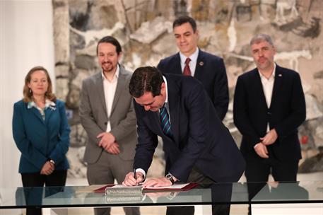 30/01/2020. Sánchez firma de la subida del SMI con patronal y sindicatos, acompañado de Iglesias, Calviño y Díaz. El presidente de la Confed...