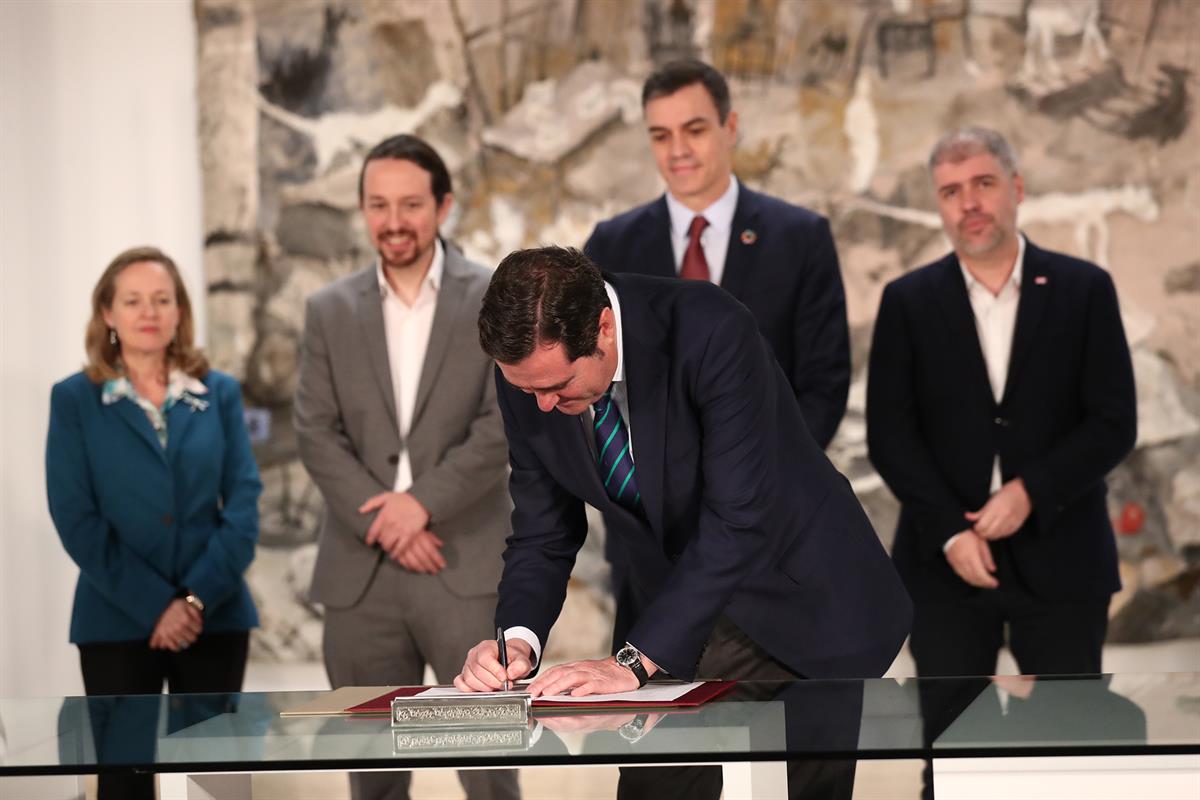 30/01/2020. Sánchez firma de la subida del SMI con patronal y sindicatos, acompañado de Iglesias, Calviño y Díaz. El presidente de la Confed...