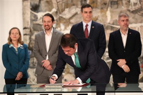 30/01/2020. Sánchez firma de la subida del SMI con patronal y sindicatos, acompañado de Iglesias, Calviño y Díaz. El presidente de la Confed...