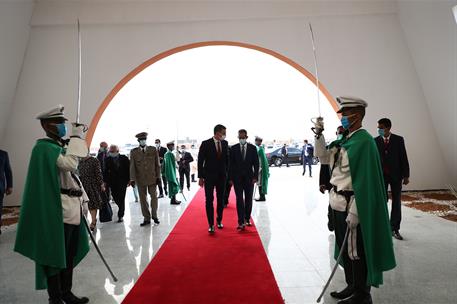 30/06/2020. Pedro Sánchez asiste a la Cumbre G5 Sahel, en Mauritania. El presidente del Gobierno, Pedro Sánchez, es recibido por las autorid...