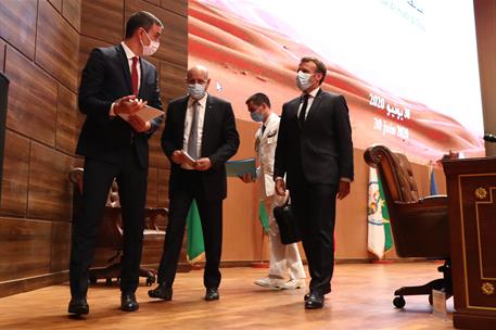 30/06/2020. Pedro Sánchez asiste a la Cumbre G5 Sahel, en Mauritania. El presidente del Gobierno, Pedro Sánchez, charla con Enmanuel Macron,...