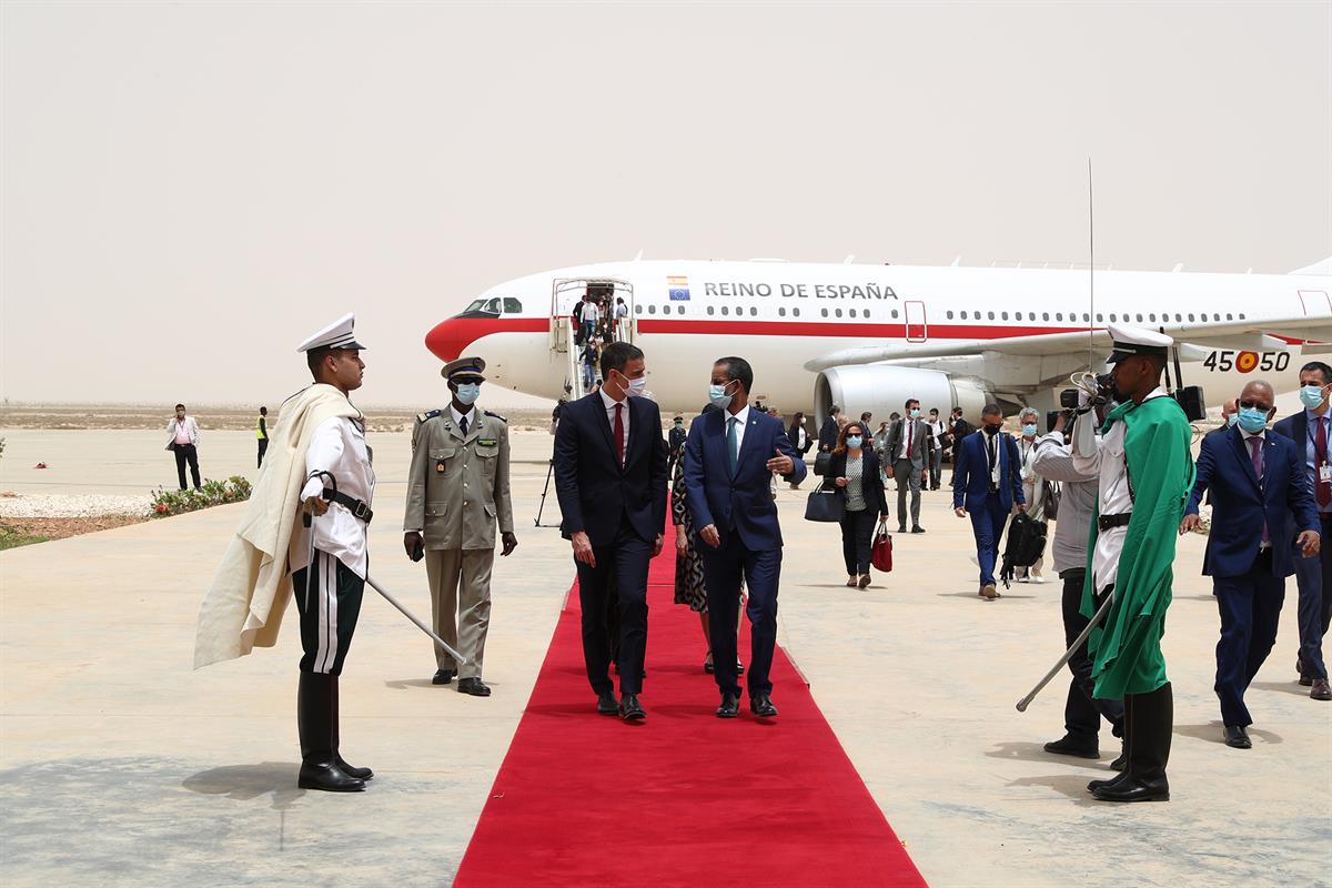 30/06/2020. Pedro Sánchez asiste a la Cumbre G5 Sahel, en Mauritania. El presidente del Gobierno, Pedro Sánchez, es recibido por las autorid...