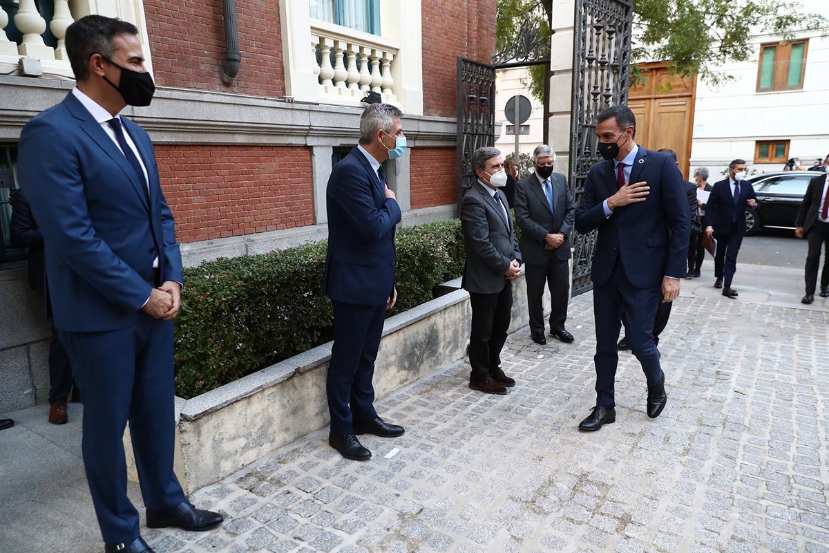 30/10/2020. Pedro Sánchez entrega el Premio Nacional de Arquitectura 2019 a Álvaro Siza Vieira. El presidente del Gobierno, Pedro Sánchez, a...