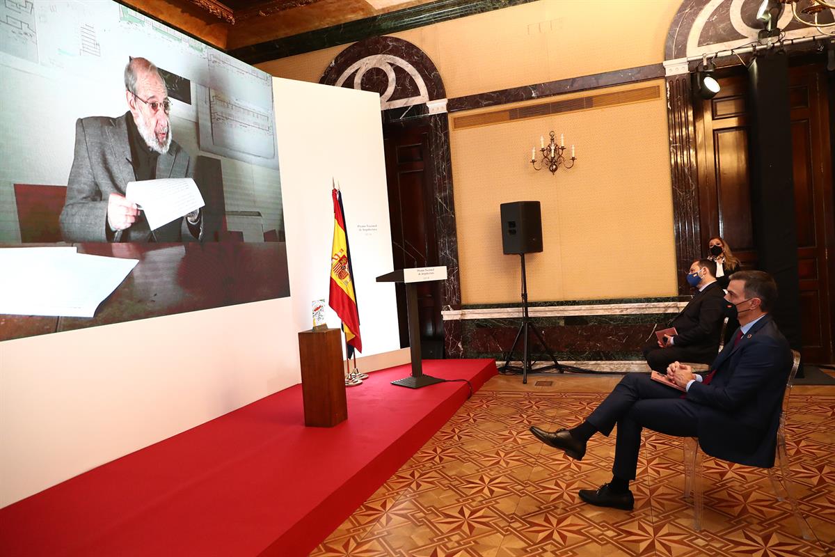 30/10/2020. Pedro Sánchez entrega el Premio Nacional de Arquitectura 2019 a Álvaro Siza Vieira. El presidente del Gobierno, Pedro Sánchez, s...