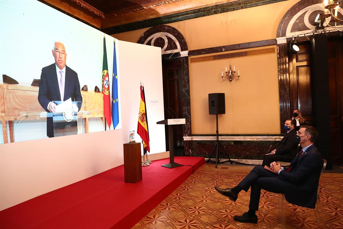 30/10/2020. Pedro Sánchez entrega el Premio Nacional de Arquitectura 2019 a Álvaro Siza Vieira. El presidente del Gobierno, Pedro Sánchez, s...