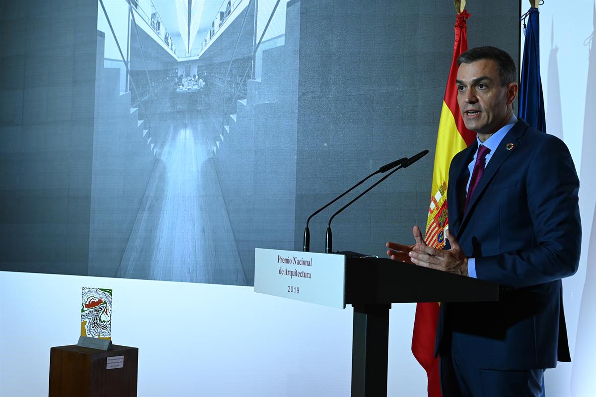 30/10/2020. Pedro Sánchez entrega el Premio Nacional de Arquitectura 2019 a Álvaro Siza Vieira. El presidente del Gobierno, Pedro Sánchez, d...