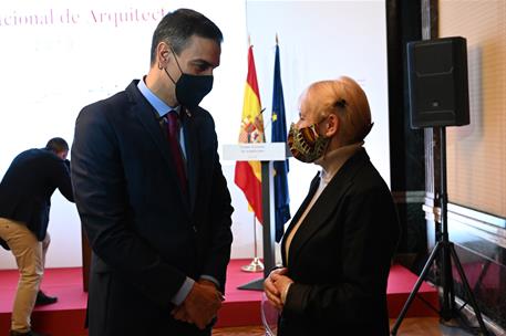 30/10/2020. Pedro Sánchez entrega el Premio Nacional de Arquitectura 2019 a Álvaro Siza Vieira. El presidente del Gobierno, Pedro Sánchez, d...