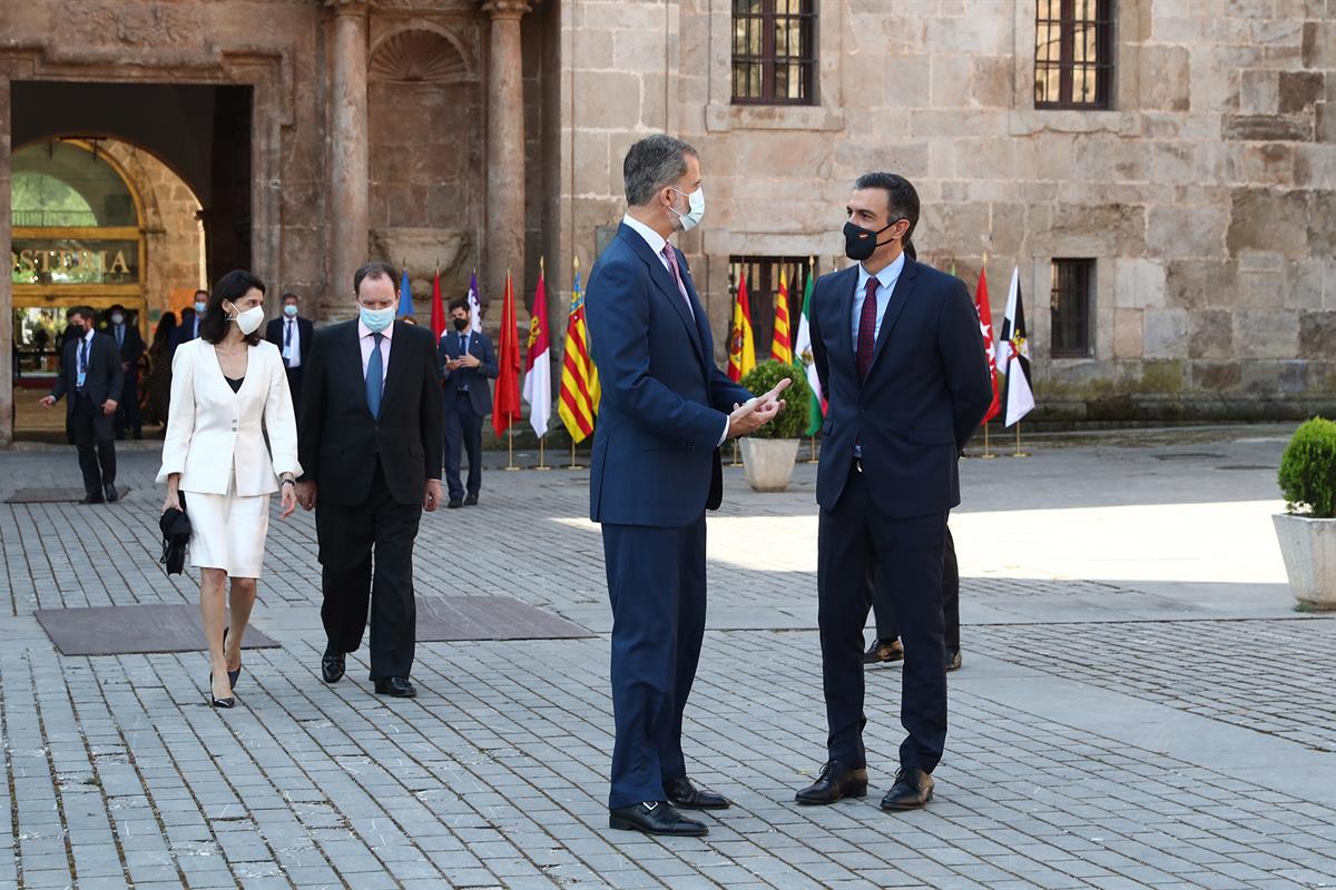 31/07/2020. Pedro Sánchez preside la XXI Conferencia de Presidentes. El presidente del Gobierno, Pedro Sánchez, recibe y conversa con el rey...