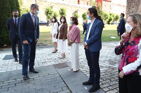 31/07/2020. Pedro Sánchez preside la XXI Conferencia de Presidentes. El rey Felipe VI y el presidente del Gobierno, Pedro Sánchez, saludan a...