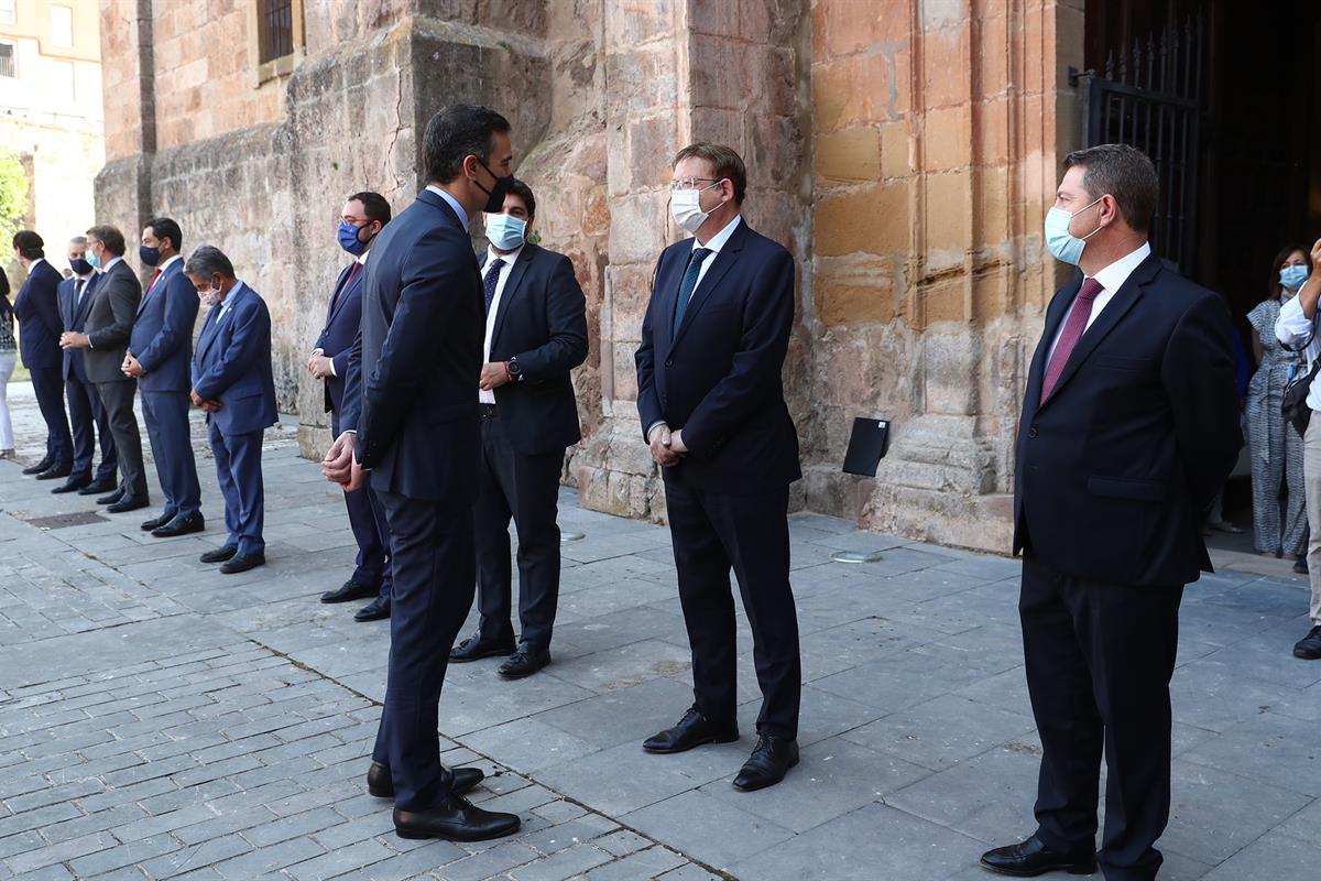 31/07/2020. Pedro Sánchez preside la XXI Conferencia de Presidentes. El presidente del Gobierno, Pedro Sánchez, saluda a los presidentes y p...