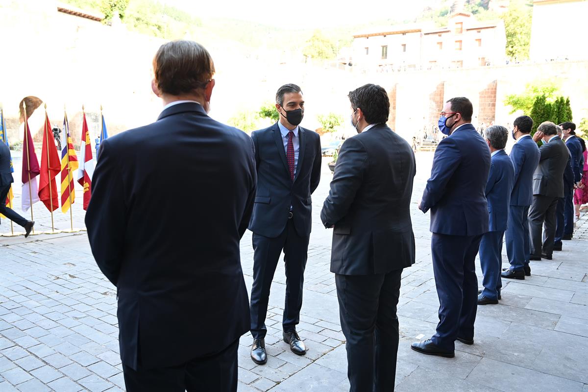 31/07/2020. Pedro Sánchez preside la XXI Conferencia de Presidentes. El presidente del Gobierno, Pedro Sánchez, saluda a los presidentes y p...