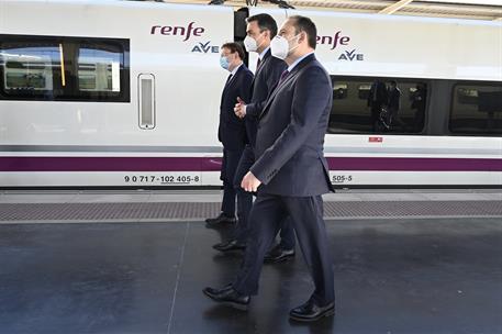 1/02/2021. Pedro Sánchez preside la puesta en servicio del AVE entre Monforte del Cid, Elche y Orihuela. El presidente del Gobierno, Pedro S...