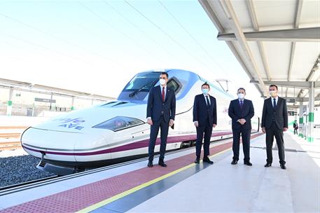 1/02/2021. Pedro Sánchez preside la puesta en servicio del AVE entre Monforte del Cid, Elche y Orihuela. El presidente del Gobierno, Pedro S...