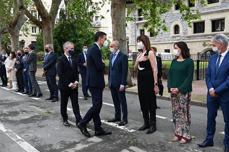 1/06/2021. Inauguración del Centro Memorial de las Víctimas del Terrorismo en Vitoria. El presidente del Gobierno, Pedro Sánchez, saluda a l...
