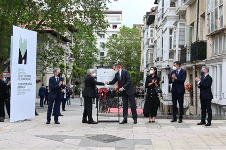 1/06/2021. Inauguración del Centro Memorial de las Víctimas del Terrorismo en Vitoria. El presidente del Gobierno, Pedro Sánchez, junto a lo...