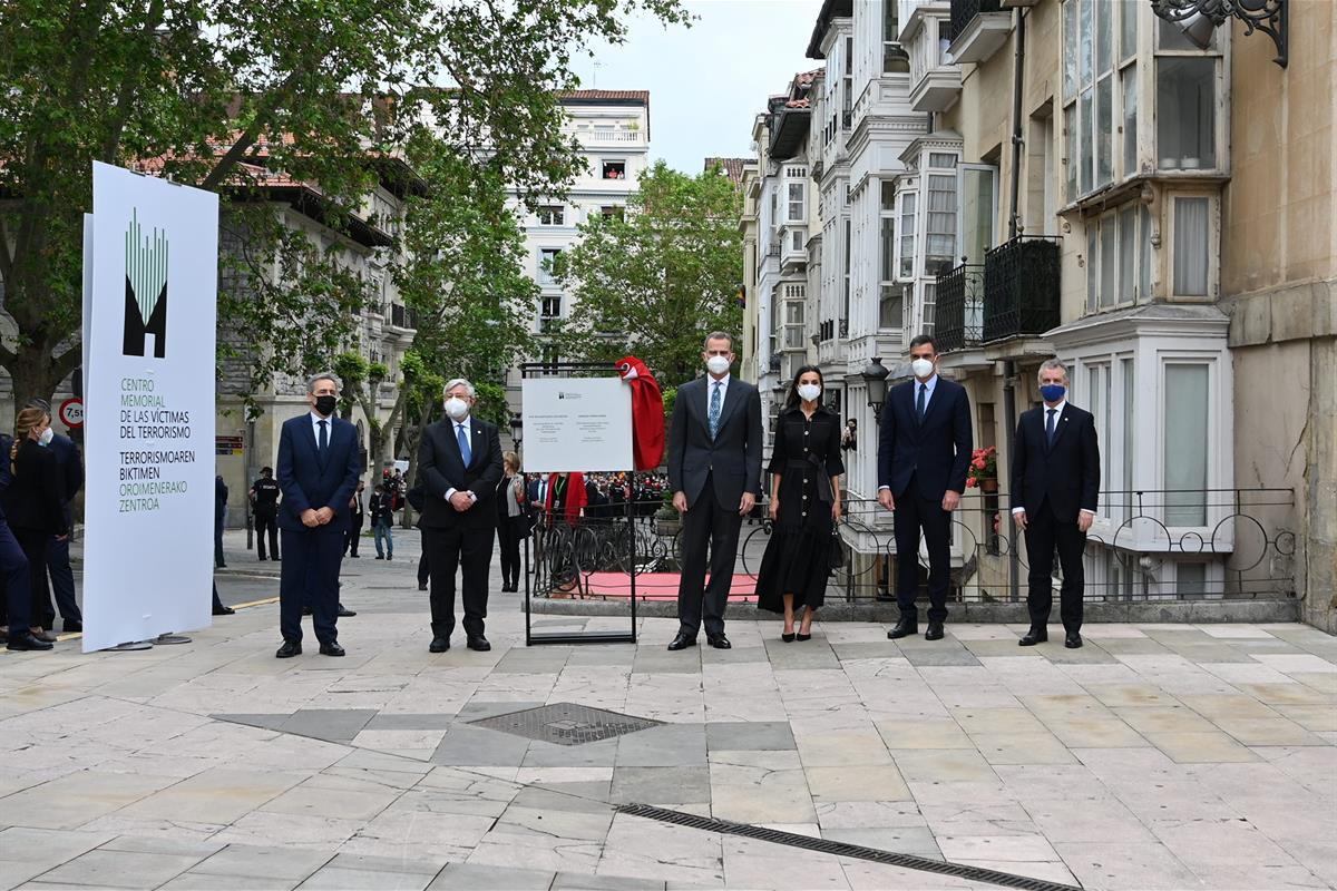 1/06/2021. Inauguración del Centro Memorial de las Víctimas del Terrorismo en Vitoria. El presidente del Gobierno, Pedro Sánchez, junto a lo...