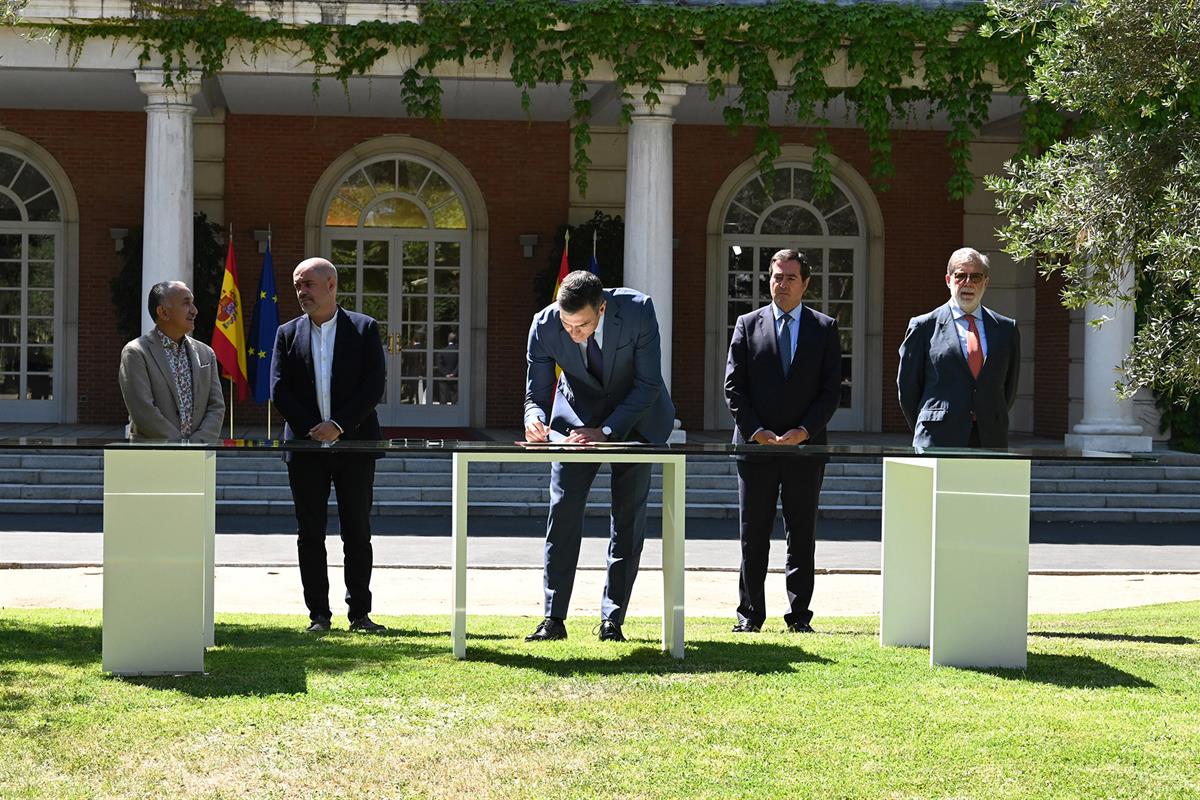 1/07/2021. Sánchez preside la firma del acuerdo para reforzar el sistema público de pensiones. El presidente del Gobierno, Pedro Sánchez, fi...