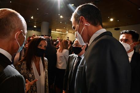 1/09/2021. Pedro Sánchez pronuncia una conferencia en la Casa de América. El presidente del Gobierno, Pedro Sánchez, conversa con algunos de...