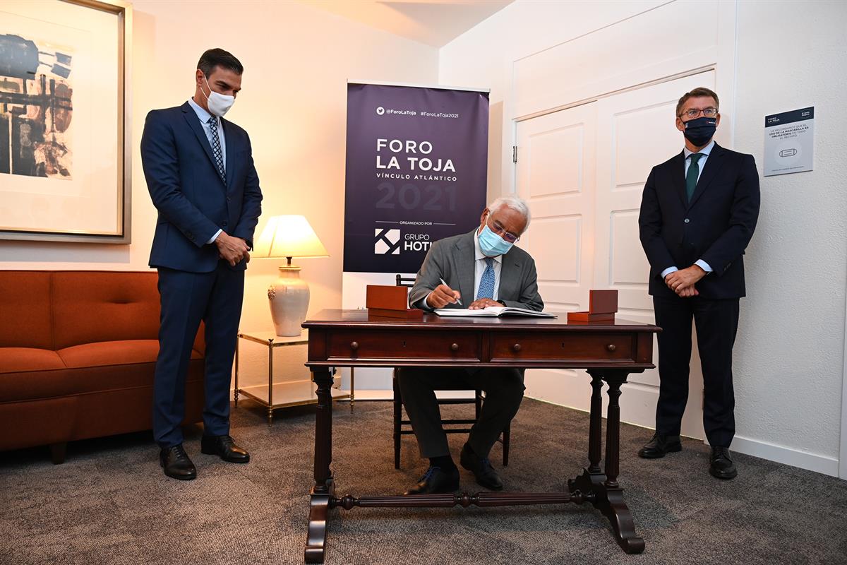 1/10/2021. Sánchez clausura el III Foro La Toja-Vínculo Atlántico. El primer ministro de Portugal, António Costa, firma en el libro de honor...