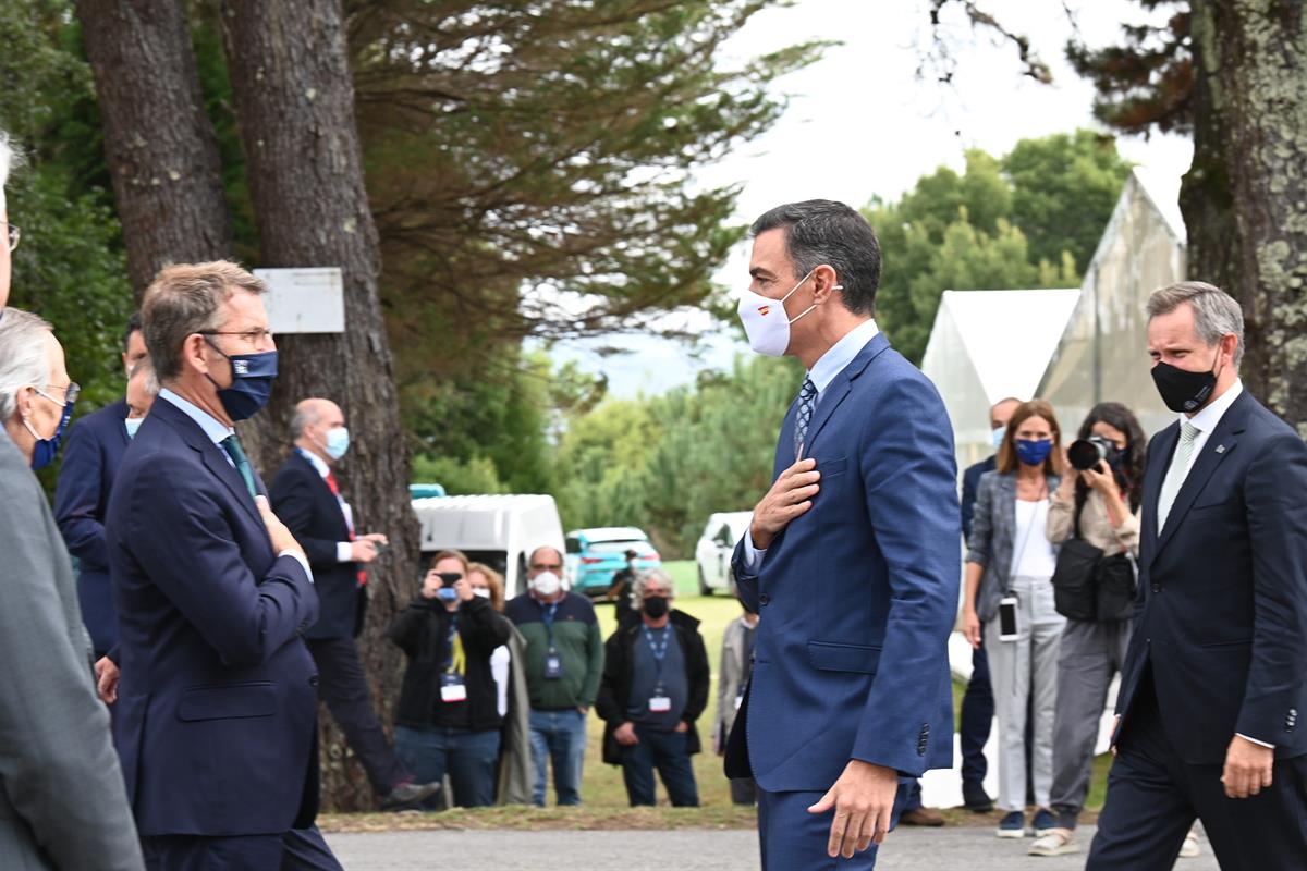 1/10/2021. Sánchez clausura el III Foro La Toja-Vínculo Atlántico. El presidente del Gobierno, Pedro Sánchez, saluda al presidente de la Xun...