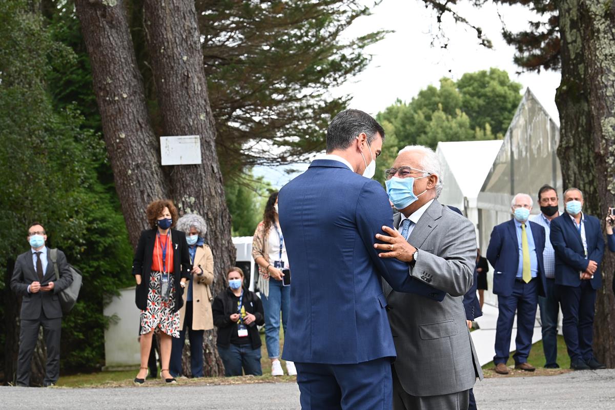 1/10/2021. Sánchez clausura el III Foro La Toja-Vínculo Atlántico. El presidente del Gobierno, Pedro Sánchez, saluda al primer ministro de P...