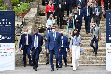 1/10/2021. Sánchez clausura el III Foro La Toja-Vínculo Atlántico. El presidente del Gobierno, Pedro Sánchez, junto a los asistentes al foro.