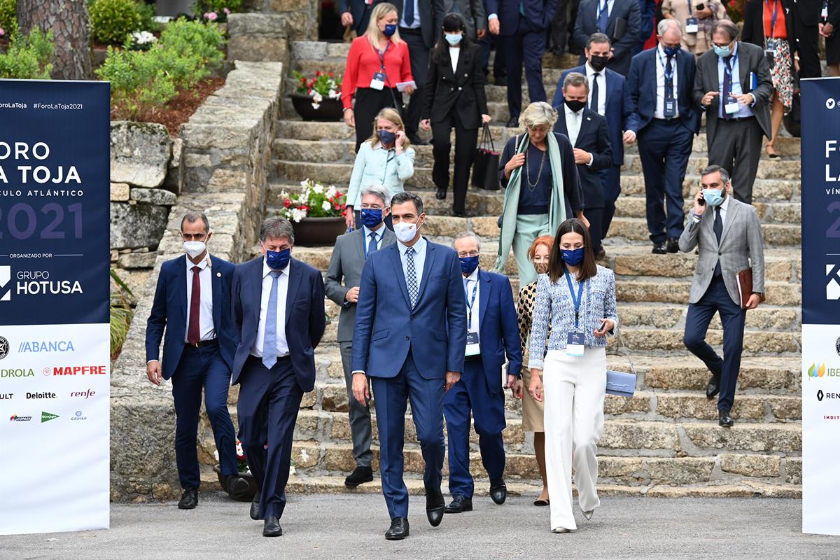 1/10/2021. Sánchez clausura el III Foro La Toja-Vínculo Atlántico. El presidente del Gobierno, Pedro Sánchez, junto a los asistentes al foro.