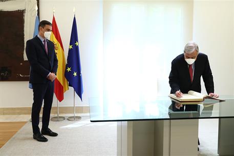 2/07/2021. Pedro Sánchez recibe al secretario general de la ONU, António Guterres. El secretario general de la ONU, António Guterres, firma ...
