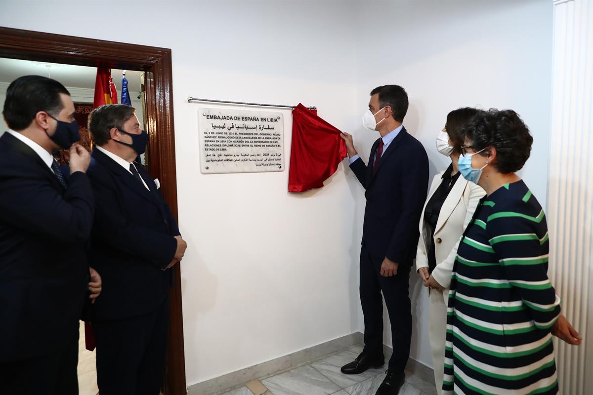 3/06/2021. Viaje de Estado de Pedro Sánchez a Libia. El presidente del Gobierno, Pedro Sánchez, descubre la placa de la Embajada de España e...