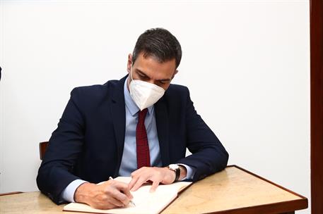 3/06/2021. Viaje de Estado de Pedro Sánchez a Libia. El presidente del Gobierno, Pedro Sánchez, firma en el libro de honor de la Embajada de...